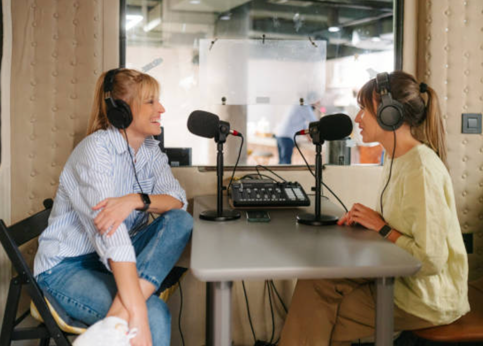 Estudio de radio con micrófono y consola